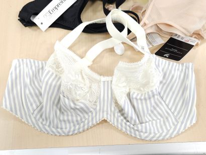 Lot de trois soutien-gorge taille 100E
C...