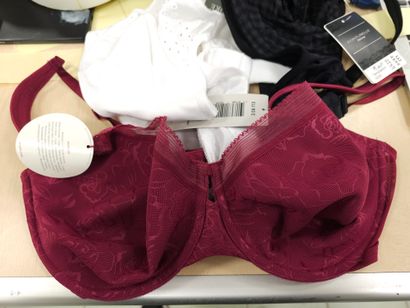 Lot de trois soutien-gorge taille 
95E
T...
