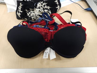 Lot de quatre soutien-gorge taille
85B
C...