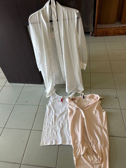 Lot Taille L comprenant : 
Robe de chambre...
