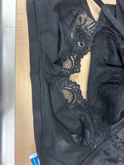 Lot de trois soutien-gorge Taille 85 B
TRIUMPH
SLOGGI
SLOGGI
sans...