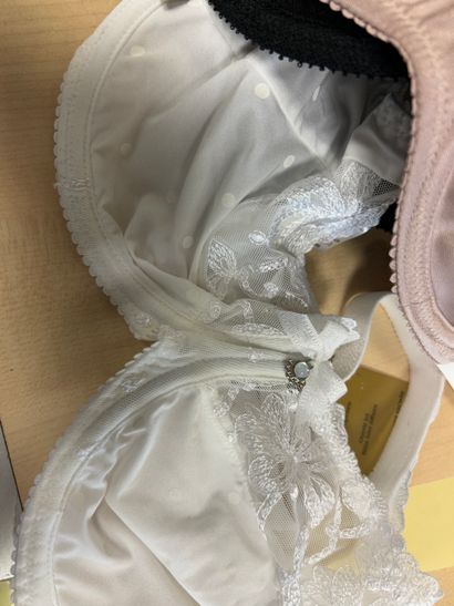 Lot de trois soutien-gorge Taille 85 E
EMPREINTE
PRIMA...