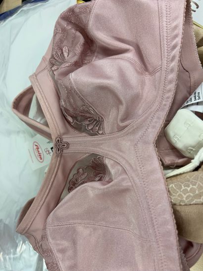 Lot de trois soutien-gorge sans armature...