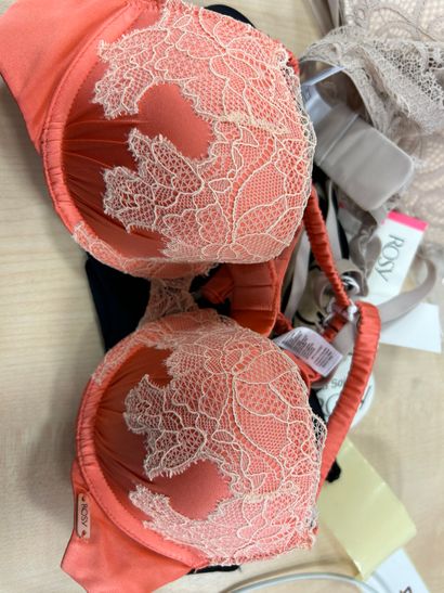Lot de trois soutien-gorges Taille 85 A
2...