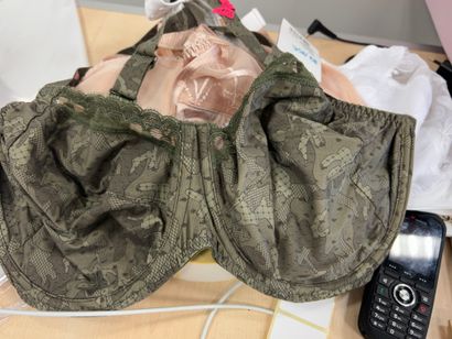 Lot de trois soutien-gorges Taille 95 F
CHANTELLE...