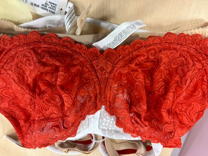 Lot de trois soutien gorges taille 110 D...