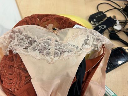 Lot de quatre culottes Taille 40
ROSY
CHANTELLE
CHANTELLE
MARIE...
