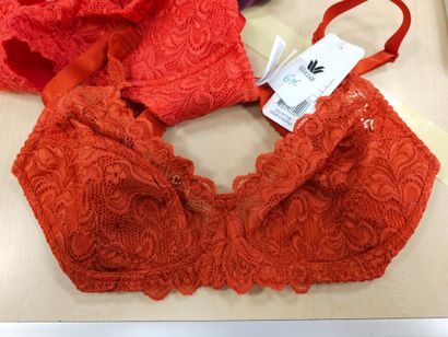 Lot de trois soutien-gorge taille 
90C
T...