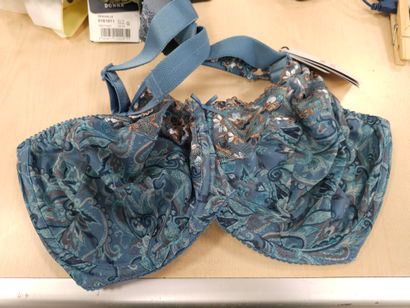 Lot de trois soutien-gorge taille 
90G
PRIMA...
