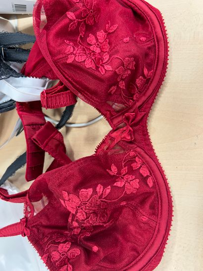Lot de trois soutien-gorges Taille 85 D
...