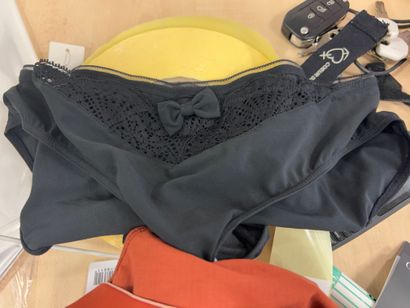 Lot de quatre culottes Taille 40
ROSY
CHANTELLE
CHANTELLE
MARIE...