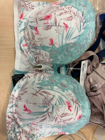 Lot de trois soutien-gorges Taille 80 C
LINGA...
