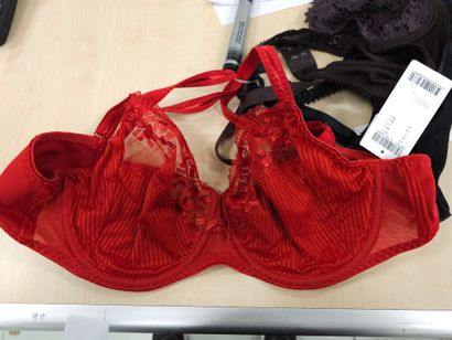 Lot de trois soutien-gorge taille 
100C
CHANTELLE
CHANTELLE
XIUFEN...