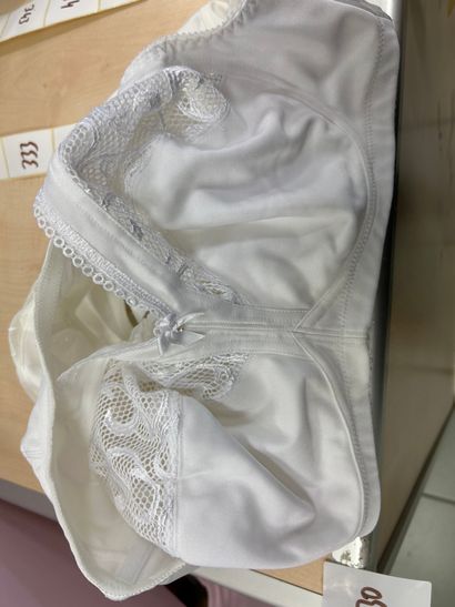 Lot de trois soutien gorges taille 85 E
...
