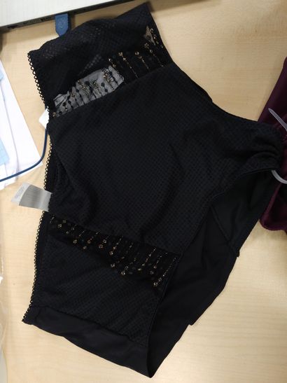 Lot de quatre culottes taille
42
TRIUMPH
CHANTELLE
MARIE...