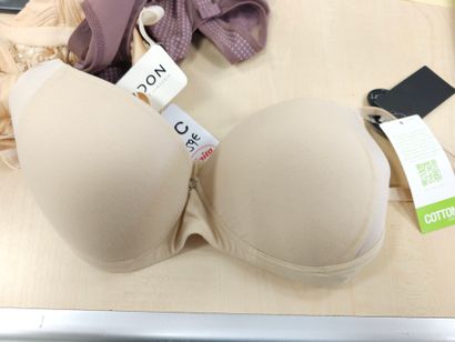 Lot de trois soutien-gorge taille 
90C
A...