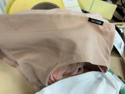 Lot de cinq culottes Taille 38
3 SKNB
SK...