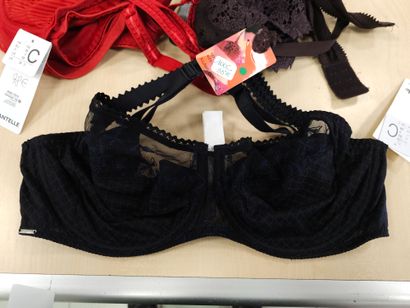 Lot de trois soutien-gorge taille 
100C
CHANTELLE
CHANTELLE
XIUFEN...