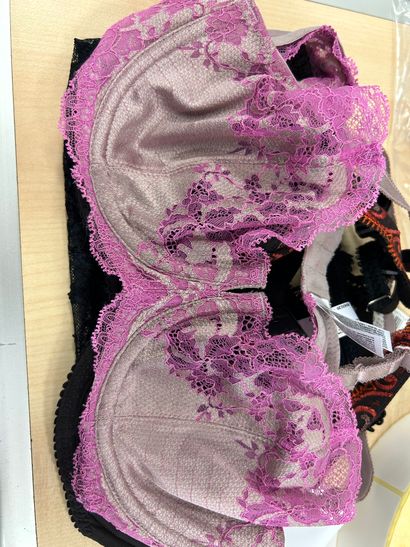 Lot de trois soutien-gorges Taille 75 C
WACOAL
PRIMA...