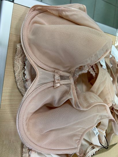 Lot de trois soutien-gorges Taille 105 C
CHANTELLE
CHANTELLE
PRIMA...