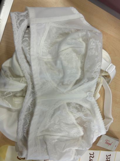 Lot de trois soutien gorges taille 95 E
...