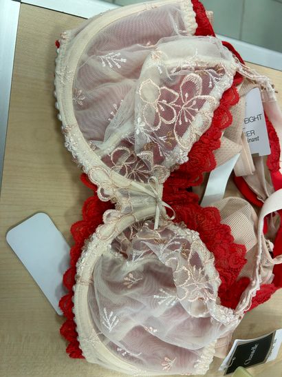 Lot de trois soutien-gorges Taille 90 E
2...