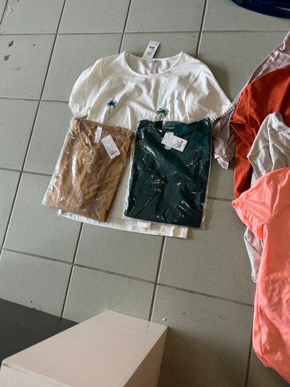 Lot de vetement Taille XL ou 42 comprenant...