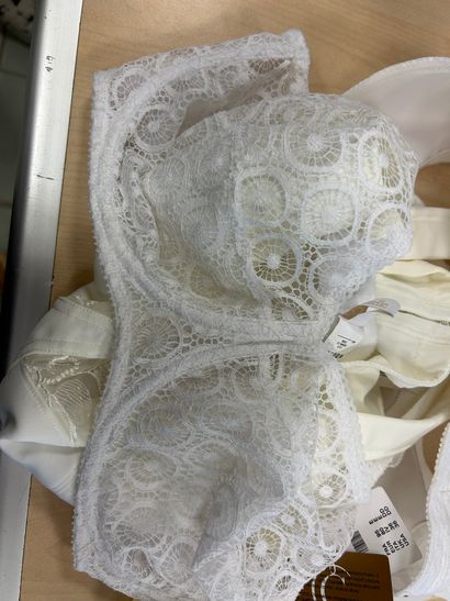 Lot de trois soutien gorges taille 95 E
...
