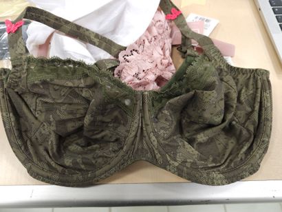 Lot de trois soutien-gorge taille 95E
CHANTELLE
PRIMA...