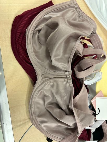 Lot de trois soutien-gorge Taille 90 D
CHANTELLE
PRIMA...