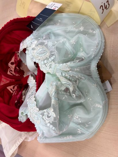 Lot de trois soutien gorges taille 90 F
CONTURELLE...
