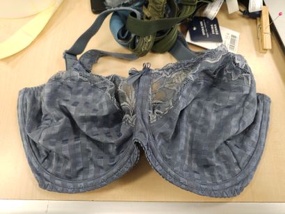 Lot de trois soutien-gorge taille 
90G
PRIMA...