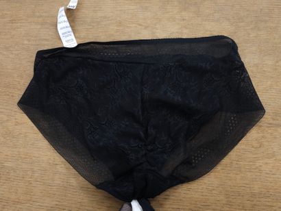 Lot de quatre culottes Taille S
2 WACOAL...