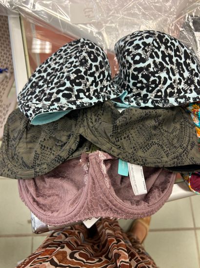 2 soutien gorge et un haut de maillot 
PRIMA...