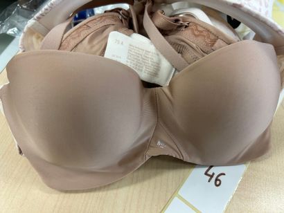 Lot de trois soutien-gorges Taille 75 A
2...