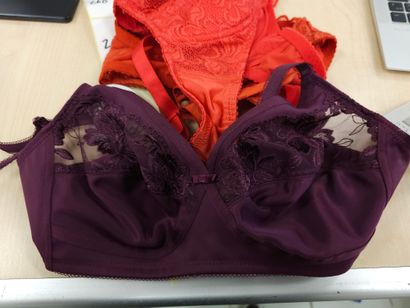 Lot de trois soutien-gorge taille 
90C
T...