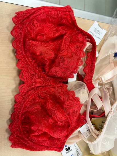 Lot de trois soutien-gorges Taille 90 E
2...
