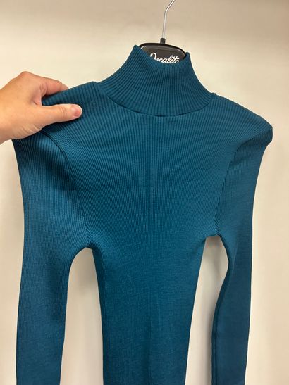 Lot comprenant
1 caraco bleu avec dentelle
1...