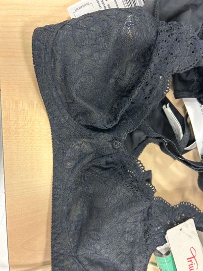 Lot de trois soutien-gorge Taille 85 B
TRIUMPH
SLOGGI
SLOGGI
sans...