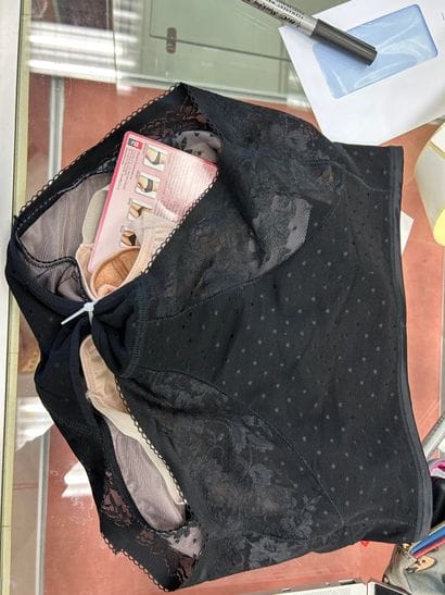 Lot de quatre culottes Taille L : 
3 JAN...