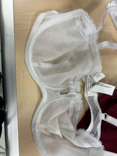 Lot de trois soutien-gorge Taille 90 D
CHANTELLE
PRIMA...