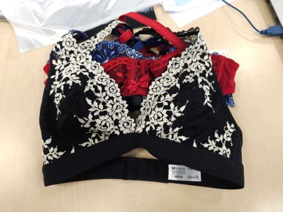 Lot de quatre soutien-gorge taille
85B
C...