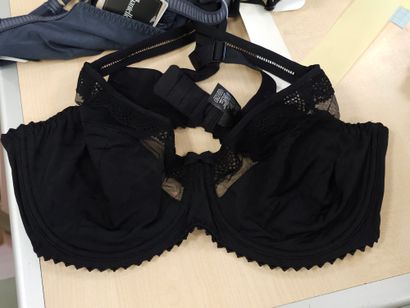 Lot de trois soutien-gorge taille 85 D
SANS...