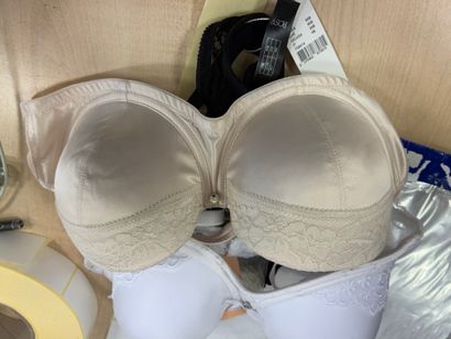 Lot de trois soutien-gorges Taille 95 B
LINGA...