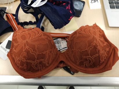 Lot de trois soutien-gorge taille 
90A
MARIE...