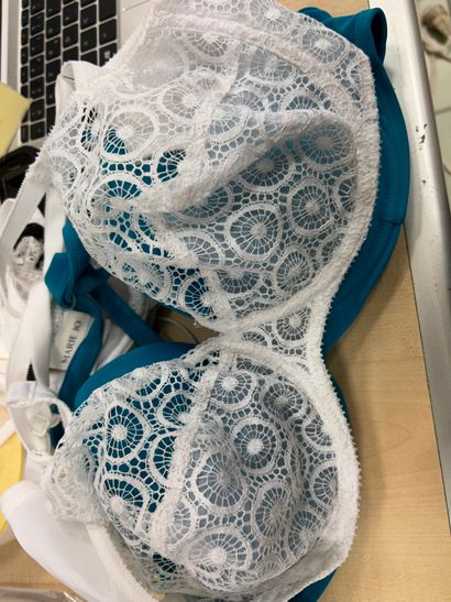 Lot de deux soutien-gorge et un haut de maillot...