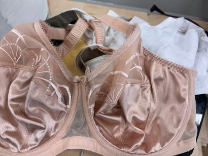 Lot de trois soutien-gorges Taille 95 F
CHANTELLE...