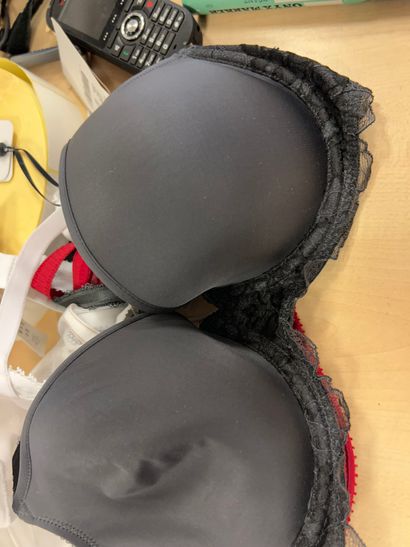Lot de trois soutien-gorges Taille 85 D
...