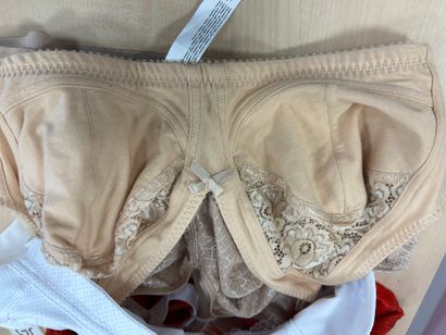 Lot de trois soutien gorges taille 110 D...