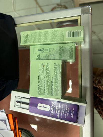 CLINIQUE
1) sérum correcteur anti-rides 50...